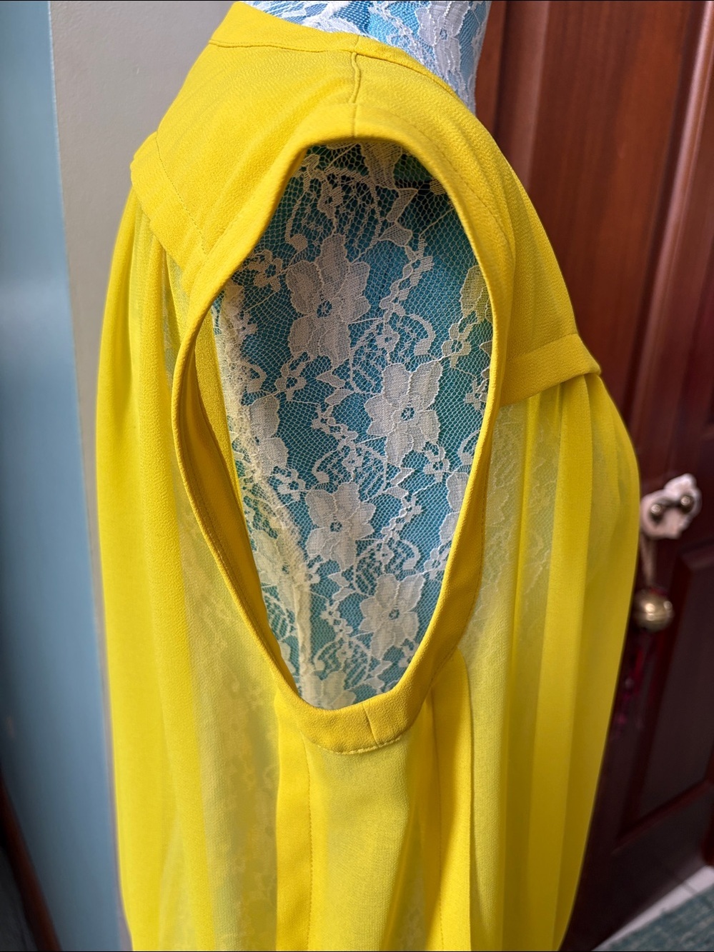 See by Chloé Top mostly sheer bright mustard yellow
Cropped/drawstring hem - Picture 6 of 12